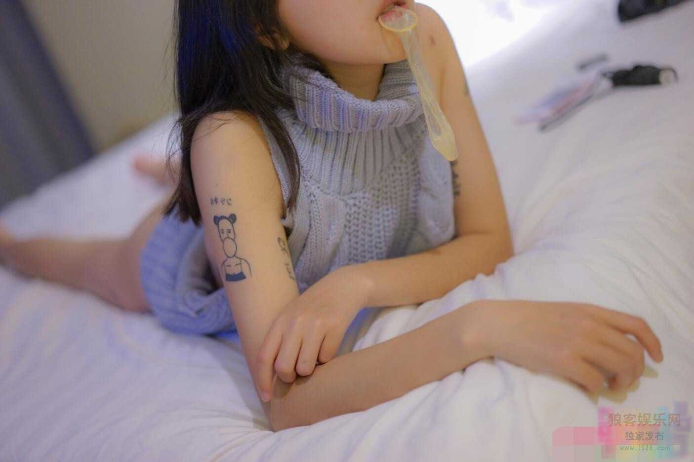 极品萝莉小蜜桃 VIP图包之露背毛衣 [88P/328M] 1
